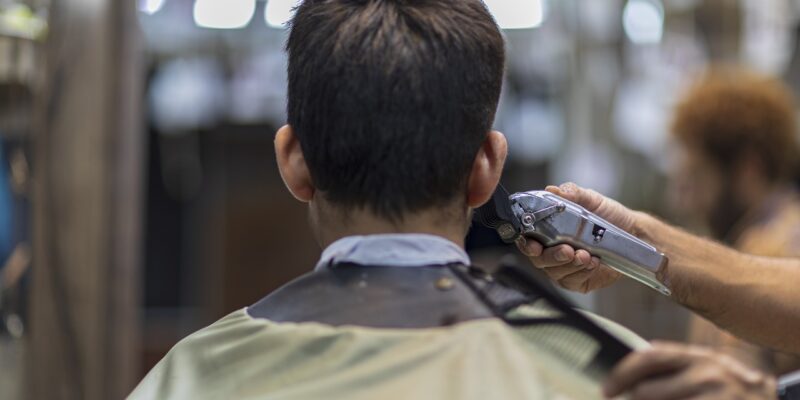 Wie hält man den Bartschneider richtig fest?